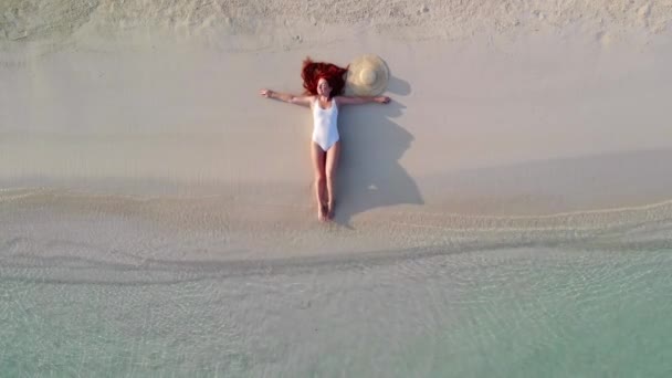 Mulher turista na praia, vista superior. — Vídeo de Stock
