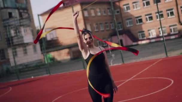 Mladá žena gymnastka cvičí. — Stock video