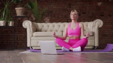 Bir kadın yoga yapıyor..