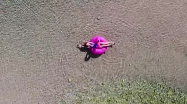 Denizde yüzen bir kadın, manzaralı..