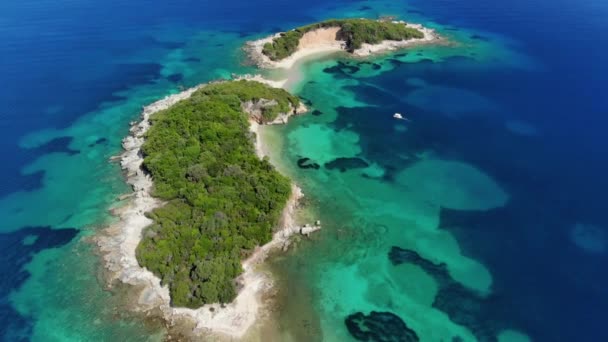 Un dron vuela sobre una isla tropical. — Vídeo de stock