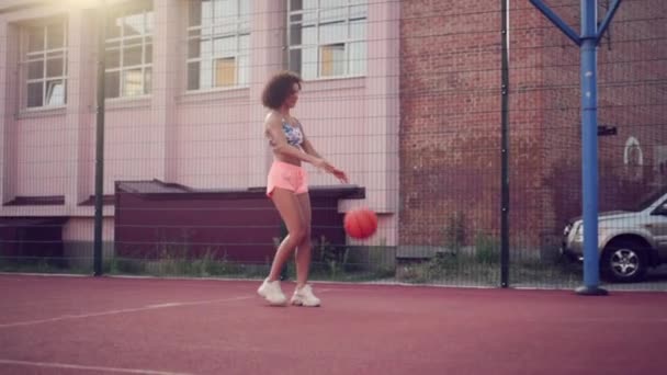 Jeune femme jouant au basket. — Video