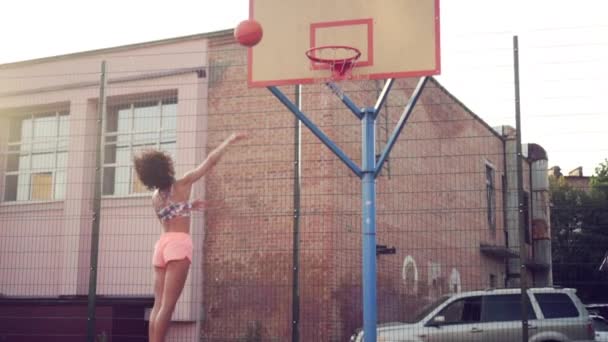 Basketbol oynayan genç bir kadın. — Stok video