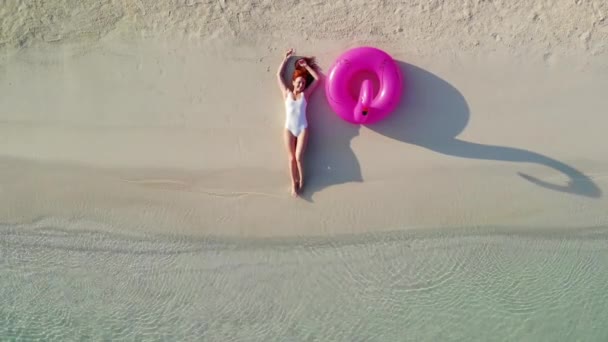 A mulher jaz na praia . — Vídeo de Stock