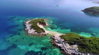 Tropik bir adanın üzerinden uçmak.