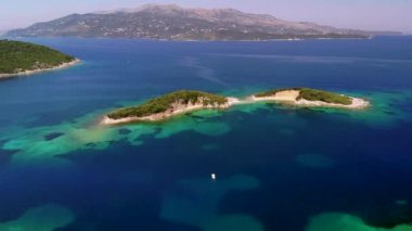 Bir dron tropik bir adanın üzerinde uçar.