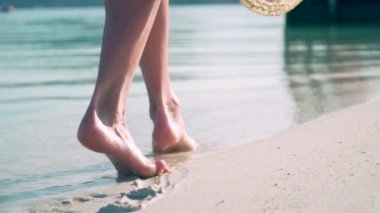 Bir kadın kumsalda yürüyor..