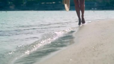 Bir kadın kumsalda yürüyor..