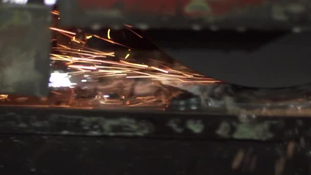 Maszyna przetwarza metal tworząc iskry. — Wideo stockowe