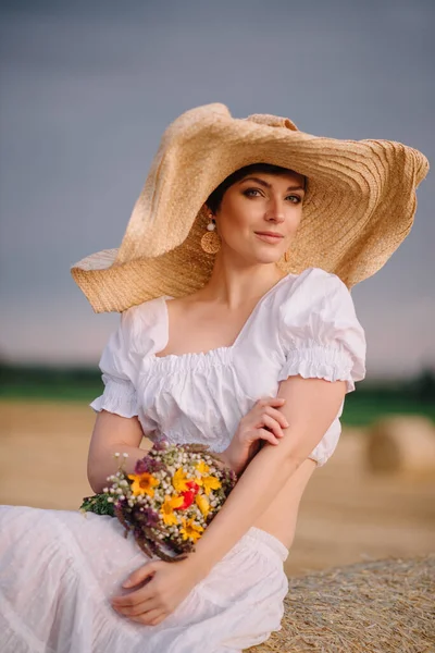 Beautiful woman on a mown field. — Stock Photo, Image