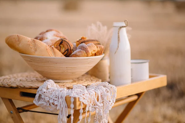 Pão fresco em um prato. — Fotografia de Stock