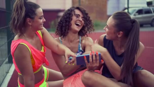 Un grupo de mujeres en la cancha de baloncesto. — Vídeo de stock