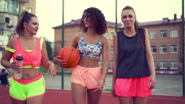 Grupa kobiet na boisku do koszykówki.. — Wideo stockowe
