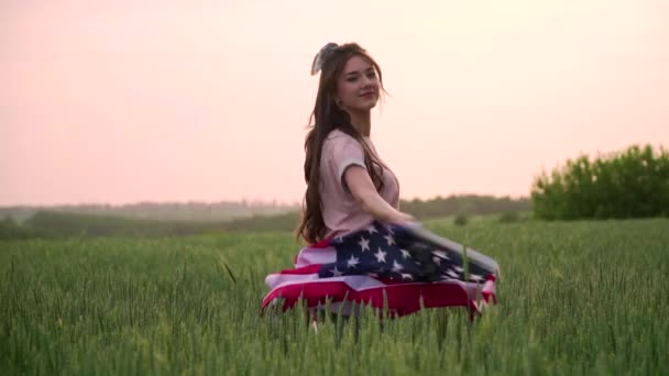 Flickan tar skydd med den amerikanska flaggan. — Stockvideo