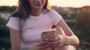 Kadın akıllı telefon kullanıyor..