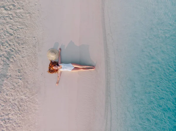 Жінка туристка на пляжі, вид зверху . — стокове фото