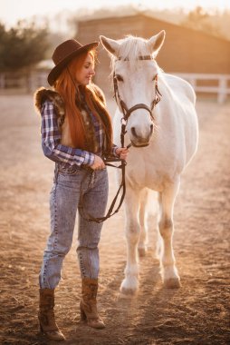 Kadın çiftçi atlarla çalışıyor..