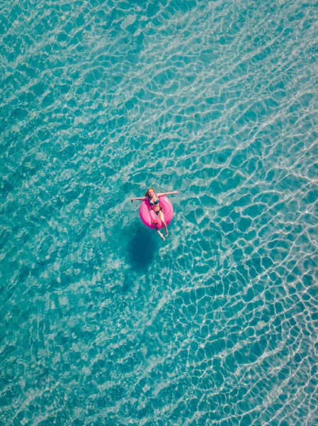 女性が海で泳いでトップビュー. — ストック写真