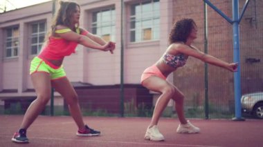 Basketbol sahasında bir grup kadın..