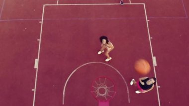 Bir grup kadın basketbol oynuyor..
