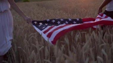 ABD bayrağı taşıyan ırklar arası çift.