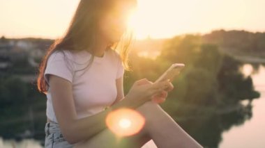 Kadın akıllı telefon kullanıyor..