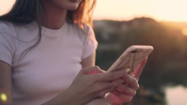 Kadın akıllı telefon kullanıyor..