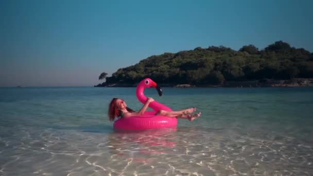 Счастливая женщина турист плавает. — стоковое видео