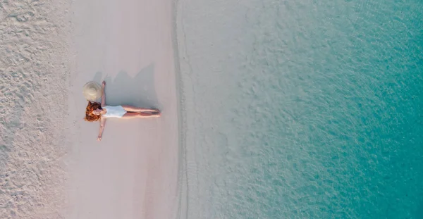 Vrouw toerist op het strand, bovenaanzicht. — Stockfoto
