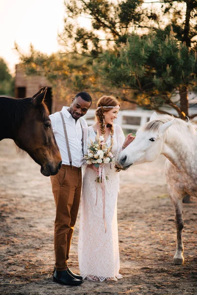 Couple interracial jeunes mariés au ranch. — Photo