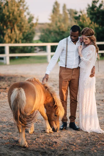 Interraciale paar pasgetrouwden op de ranch. — Stockfoto