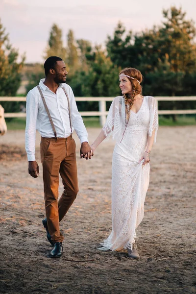 Nygifta par mellan raser på ranchen. — Stockfoto