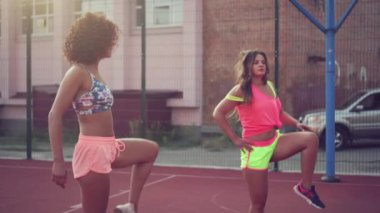 Basketbol sahasında bir grup kadın..