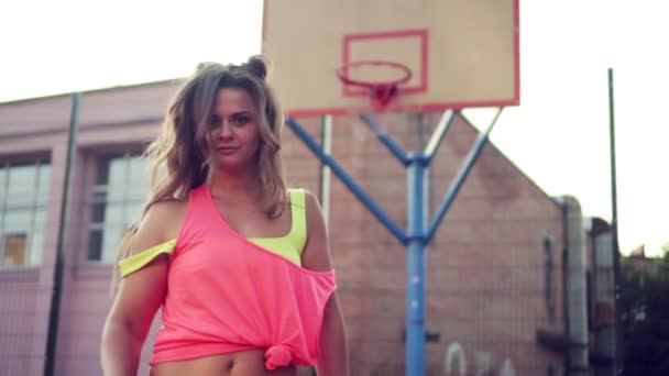 Portrait d'une femme sur le terrain de basket. — Video