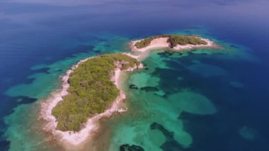 Bir dron tropik bir adanın üzerinde uçar.