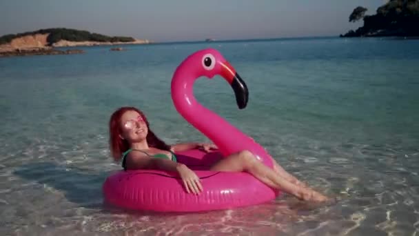 Mujer feliz turista está nadando. — Vídeos de Stock