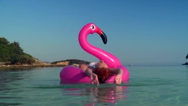 Mutlu kadın turist yüzüyor.. — Stok video
