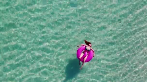 Uma mulher nada no mar, vista superior. — Vídeo de Stock