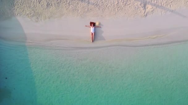 Vrouw toerist op het strand, bovenaanzicht. — Stockvideo