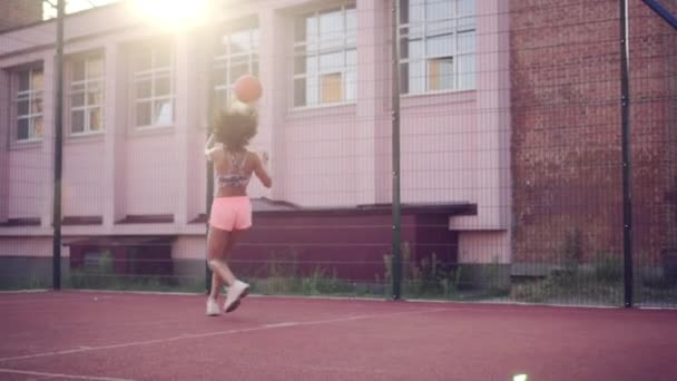 Jonge vrouw die basketbal speelt. — Stockvideo