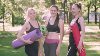 Bir grup kadın dışarıda spor yapıyor..