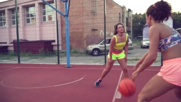 A group of women are playing basketball. — Stock Video