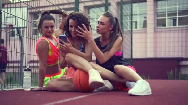 Un groupe de femmes sur le terrain de basket. — Video