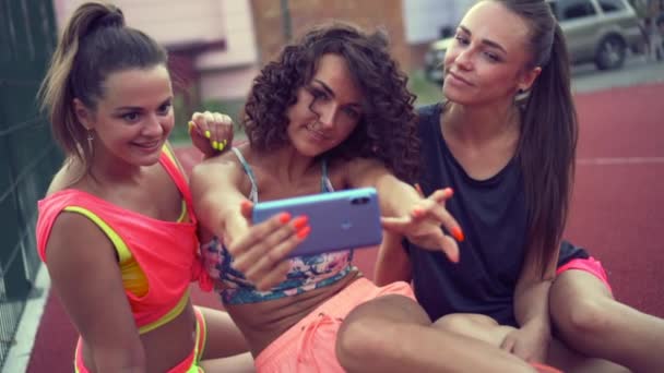 Een groep vrouwen op het basketbalveld. — Stockvideo