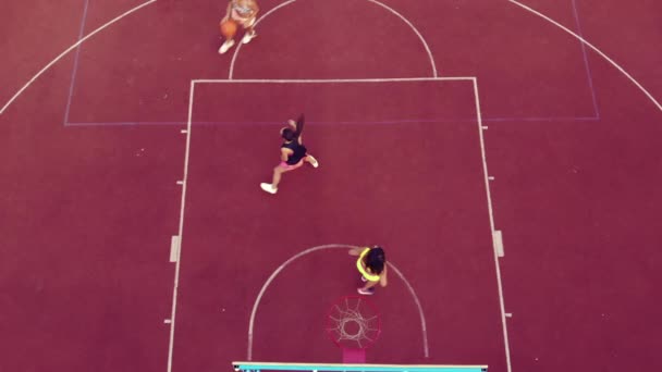 Grupa kobiet gra w koszykówkę.. — Wideo stockowe