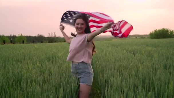 Futó lány amerikai zászlóval. — Stock videók
