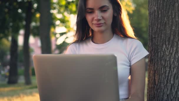 Κορίτσι έφηβος χρησιμοποιεί ένα φορητό υπολογιστή. — Αρχείο Βίντεο