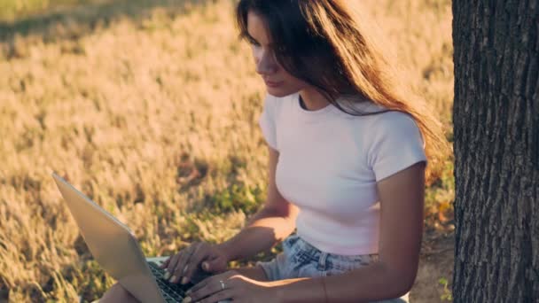 Дівчина-підліток використовує ноутбук . — стокове відео