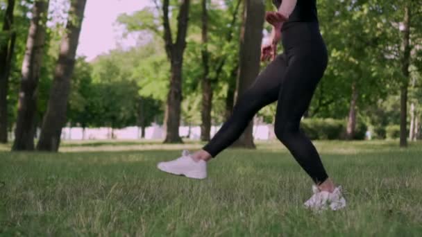 Kobieta gimnastyczka w skoku. — Wideo stockowe