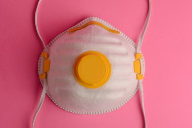 Pembe arka planda koruyucu maske.